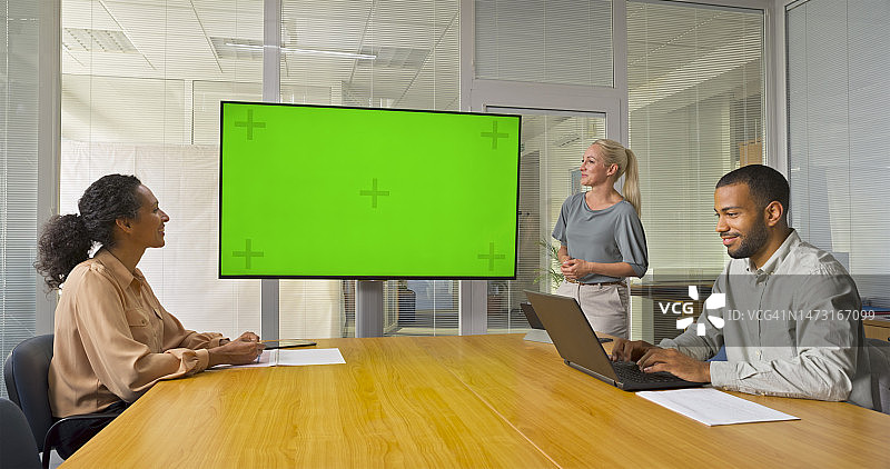 女商人在会议中进行演示图片素材