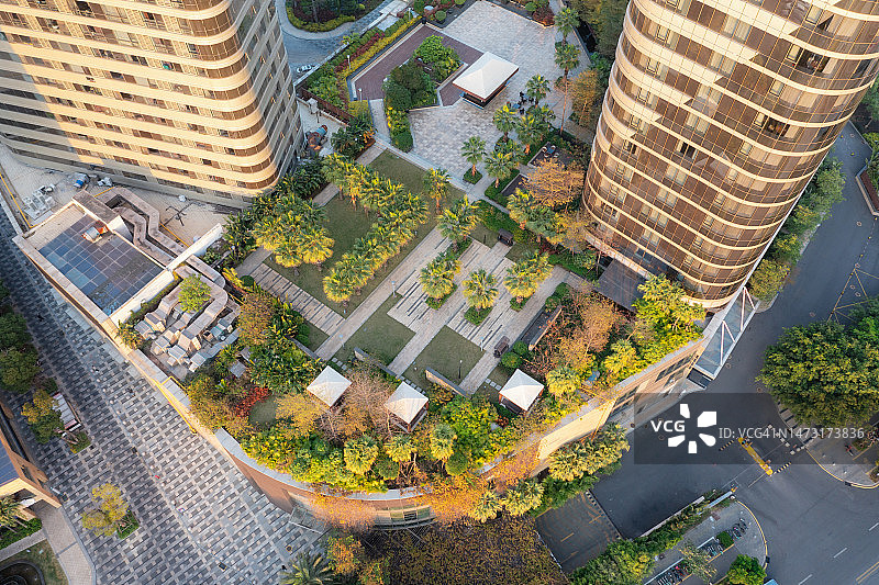 建筑物之间的屋顶花园鸟瞰图片素材