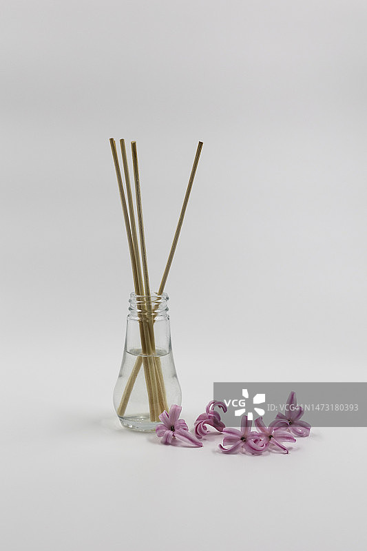 香薰瓶和粉色风信子白色背景图片素材