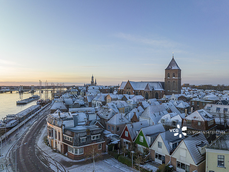 寒冷冬日日出时分艾瑟尔河畔的坎彭城市景观图片素材
