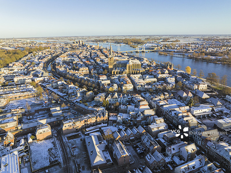 寒冬日出时艾瑟尔河畔的坎彭博文凯克教堂景色图片素材