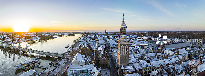 寒冷冬日日出时分，艾瑟尔河畔的康彭市景与新塔图片素材