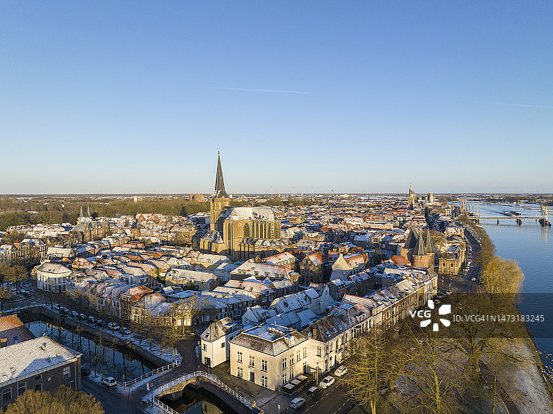 寒冷冬日日出时分艾瑟尔河畔的坎彭城市景观图片素材