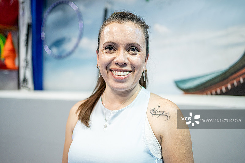 中年妇女在健身房的肖像图片素材