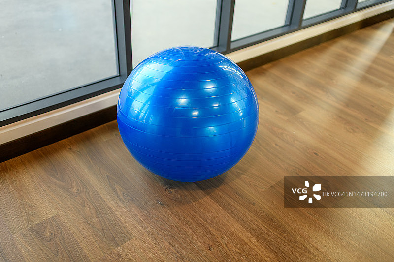 健身房里的蓝色健身球图片素材