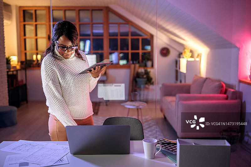 身兼数职的商务女性在家中办公室工作到深夜图片素材