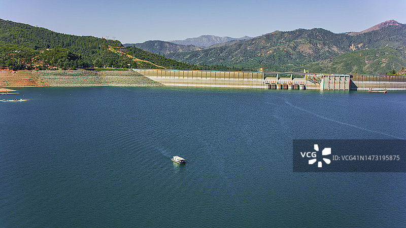 沙斯塔湖上的沙斯塔大坝图片素材