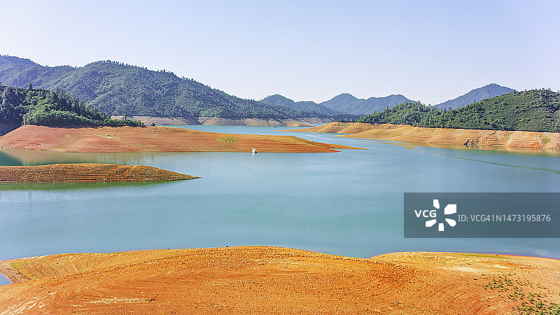 沙斯塔湖的萨克拉门托河支流图片素材