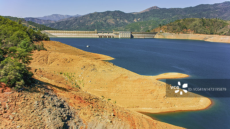 沙斯塔湖上的沙斯塔大坝图片素材