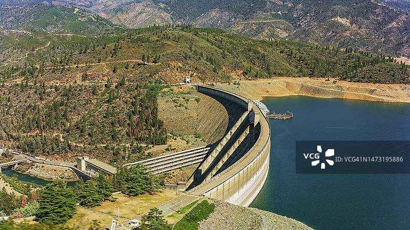 沙斯塔湖上的沙斯塔大坝图片素材