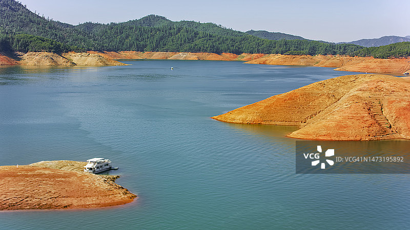 游船在沙斯塔湖图片素材