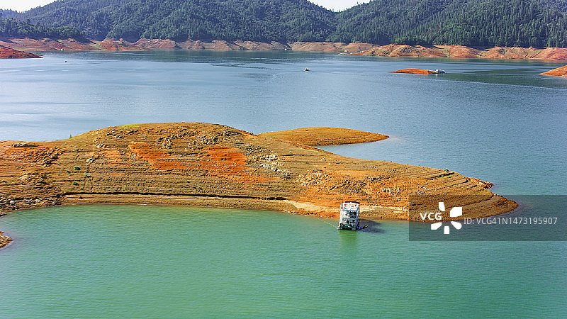 游船在沙斯塔湖图片素材
