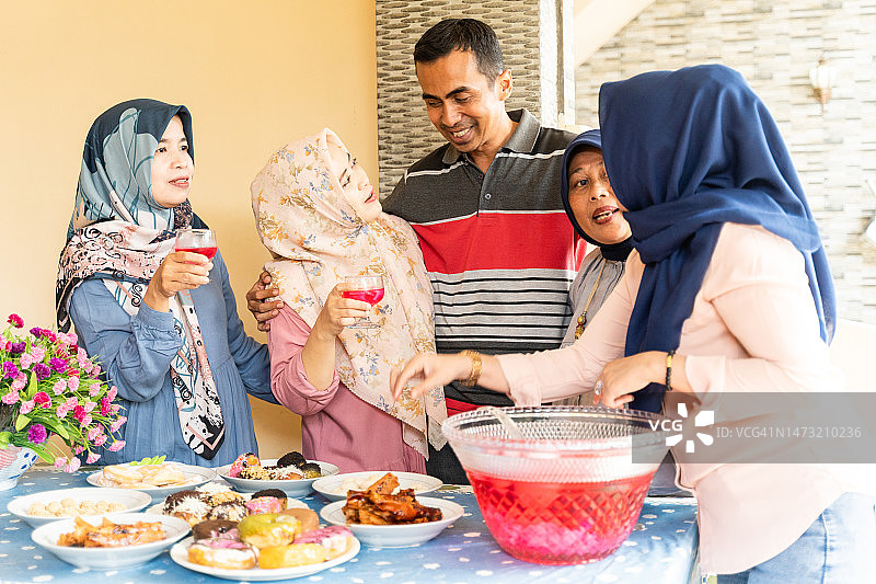 成年兄弟姐妹的午餐聚会图片素材