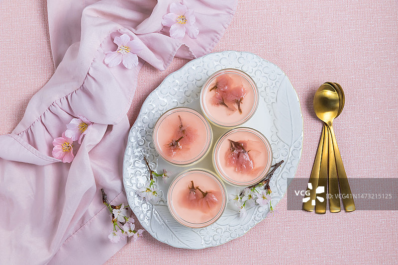 美味的樱花风味甜点——意式奶冻配果冻图片素材