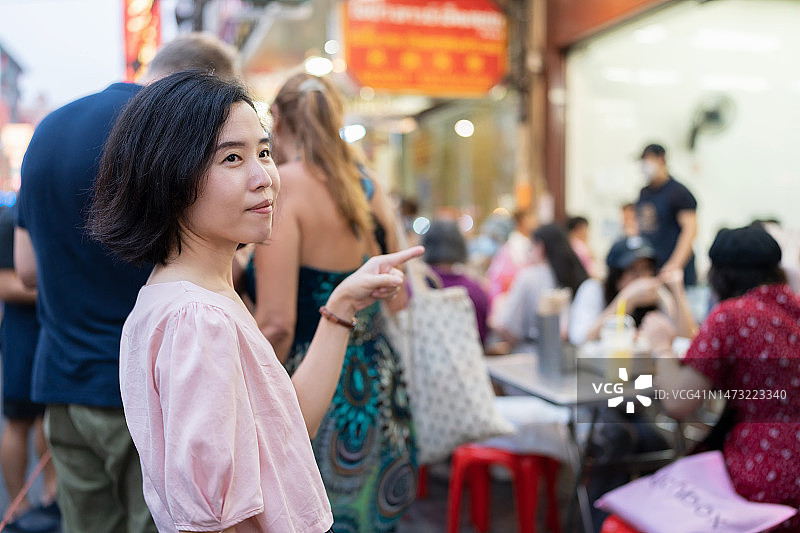 在泰国曼谷著名景点探索您的视野。亚洲女性在曼谷耀华力路美食街旅行图片素材