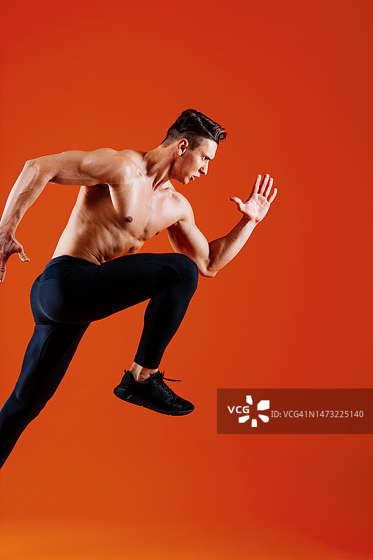 在基辅工作室进行肌肉训练的健壮男人图片素材