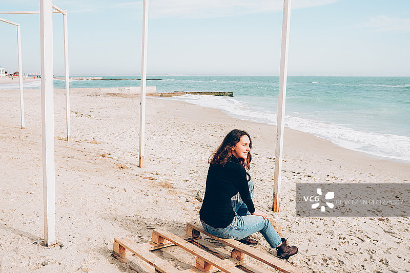 在海滩上享受阳光明媚一天的年轻快乐的女人，乌克兰敖德萨图片素材