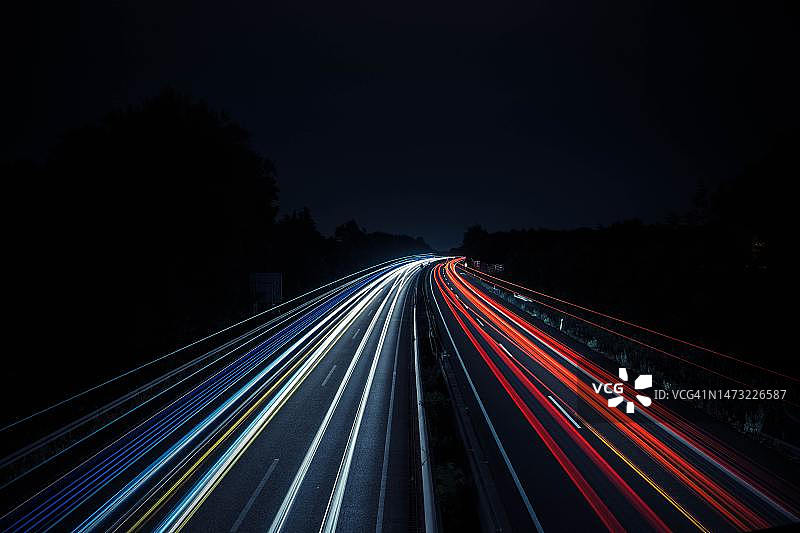 英国夜晚高速公路上的光轨高角度视图图片素材