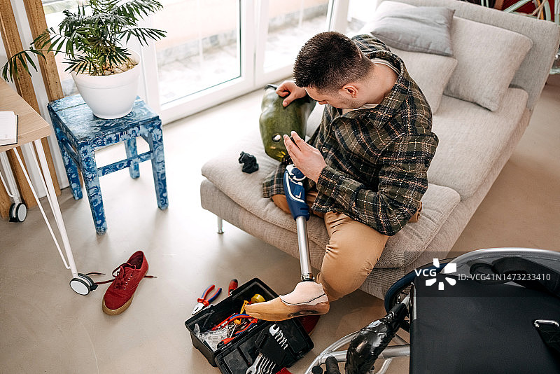 正在修理假肢的男人图片素材