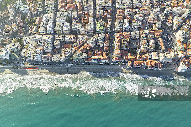 意大利阿拉西奥市中心和海滩晴天航拍垂直景观图片素材