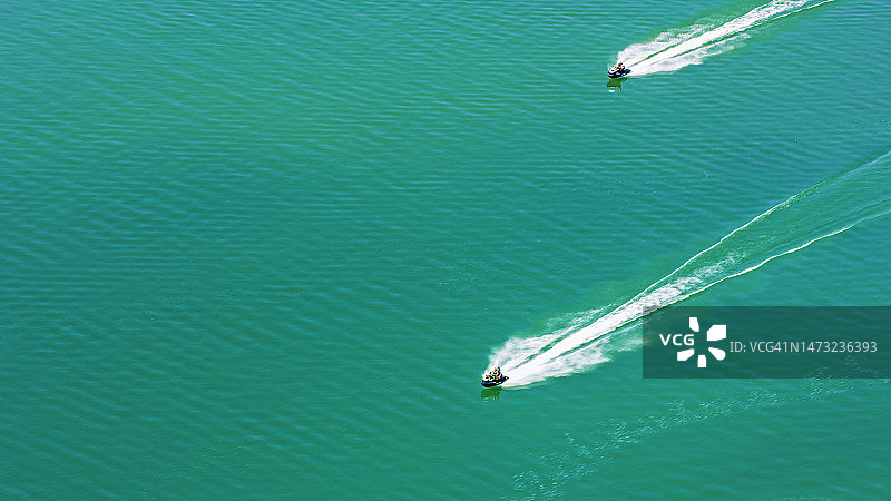 在沙斯塔湖上飞驰的水上摩托艇图片素材