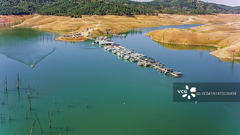 沙斯塔湖上的琼斯谷码头图片素材