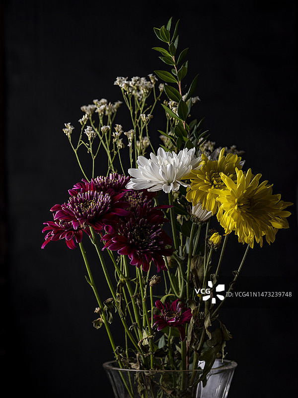 纽约州宾厄姆顿黑色背景花瓶中的鲜花特写，美国图片素材
