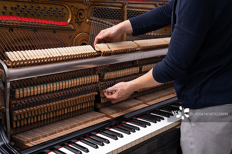 男人在罗马尼亚弹钢琴的身体中部照片图片素材