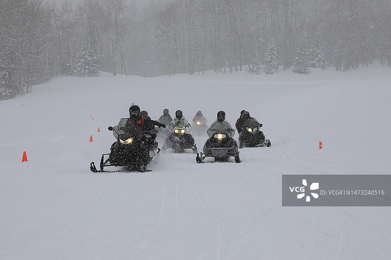 雪地摩托比赛图片素材