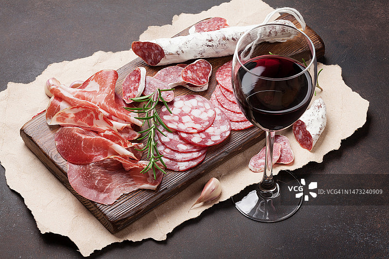 美国桌子上带配料的红酒高角度视图图片素材