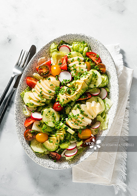 夏季水果蔬菜沙拉：椭圆盘装，配餐具，健康食品，意大利图片素材