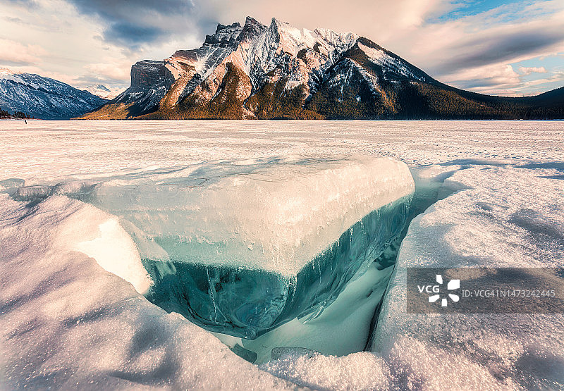 加拿大明尼万卡湖冬季冰裂山景图片素材