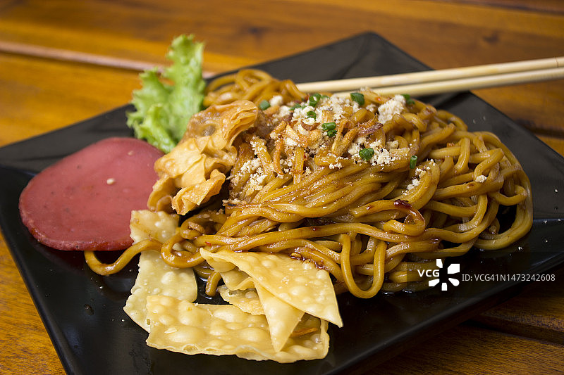 印尼风味牛肉饺子炒面图片素材