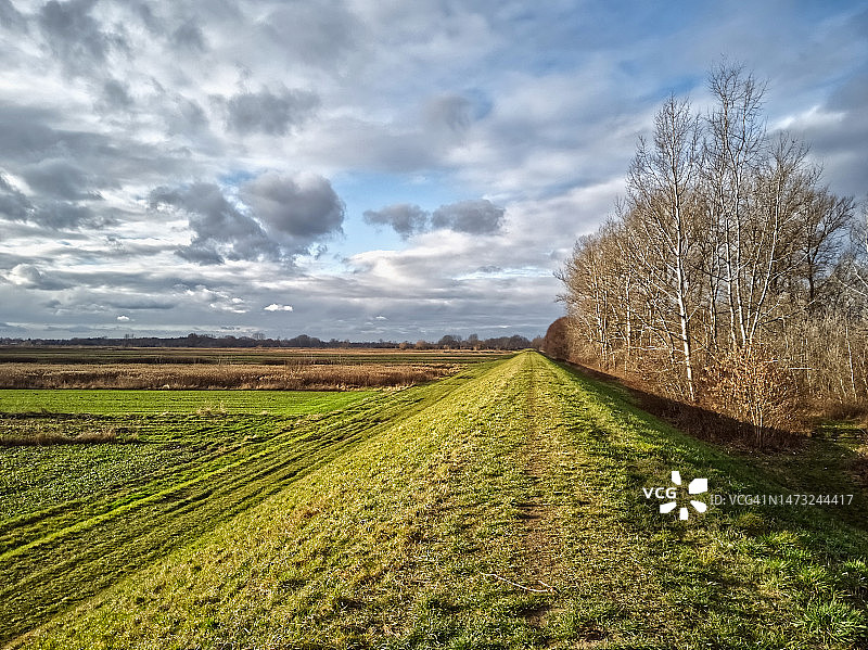 河流旁边堤顶上的小路图片素材