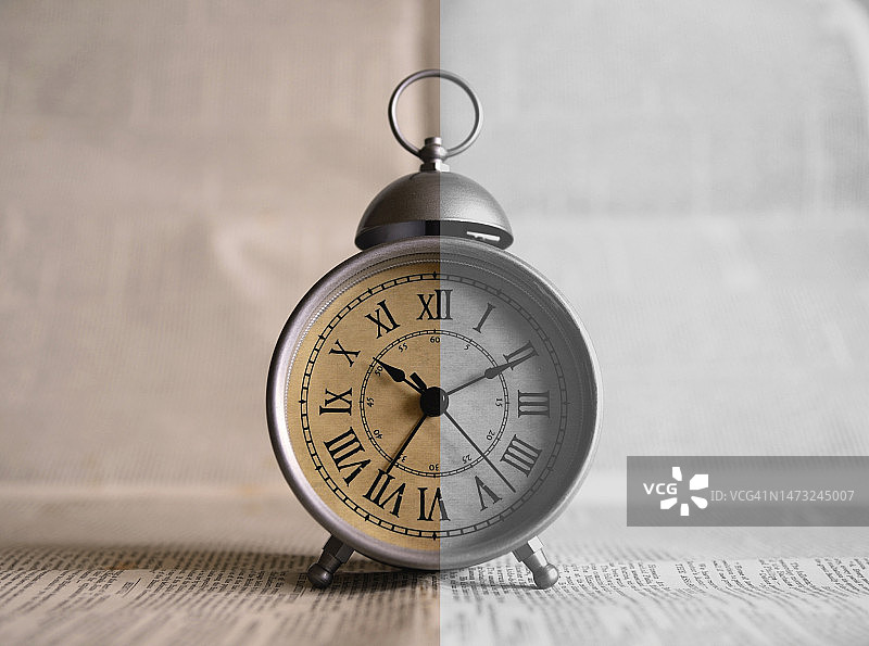 印度尼西亚桌子上的怀表特写图片素材