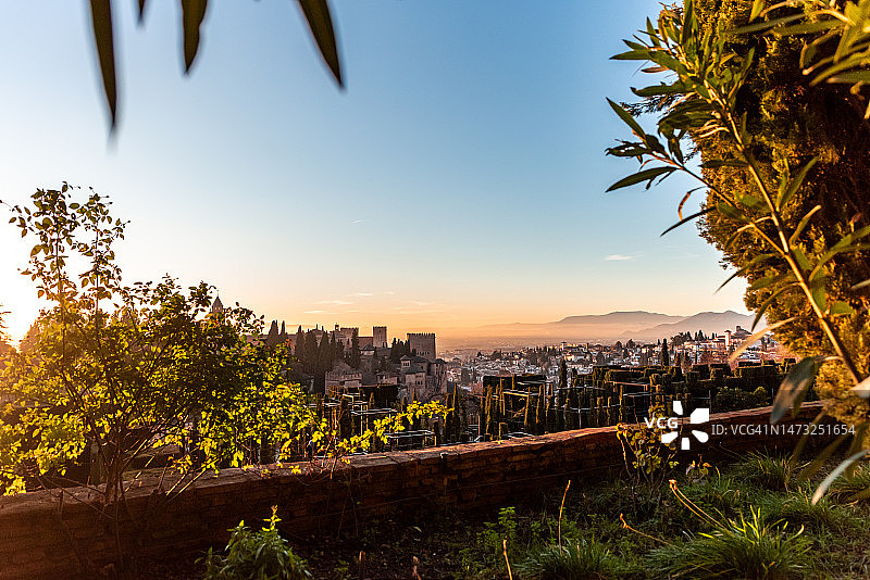 格拉纳达阿尔罕布拉宫赫内拉利费花园日落图片素材