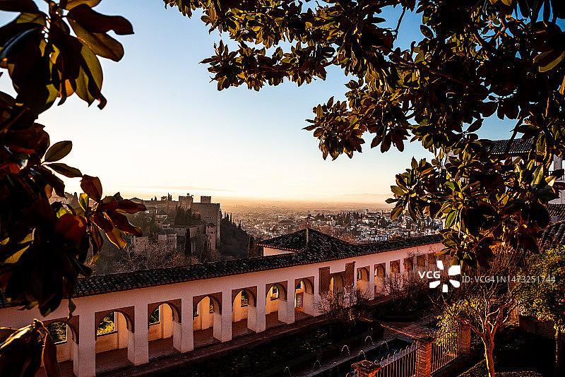格拉纳达阿尔罕布拉宫赫内拉利费花园日落图片素材