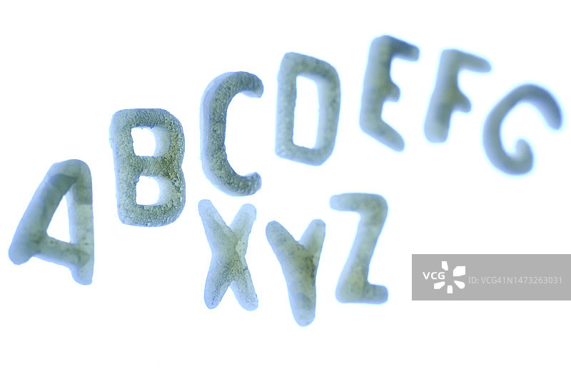 白色背景上的字母意大利面图片素材