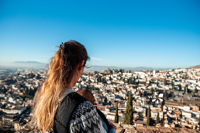 母亲和宝宝在瞭望点欣赏格拉纳达城市风光图片素材