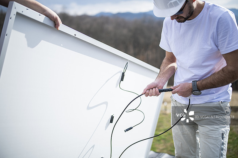 电工安装太阳能板图片素材