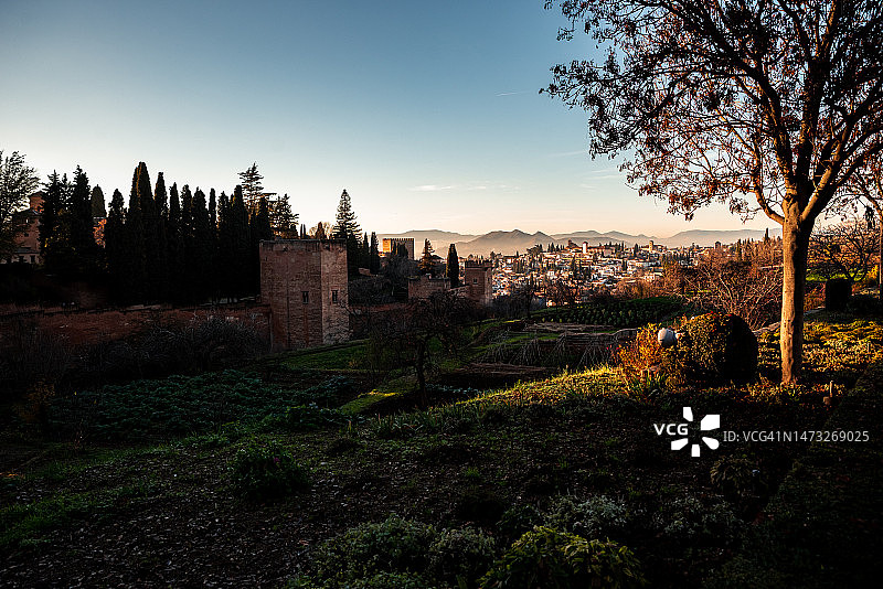 格拉纳达的阿尔罕布拉宫、阿尔拜辛和赫内拉利费花园（西班牙安达卢西亚）图片素材