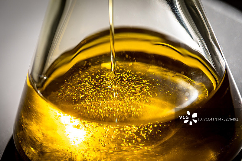 玻璃瓶装橄榄油图片素材