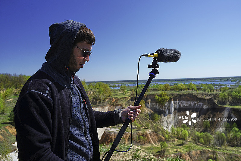 男人拿着麦克风图片素材