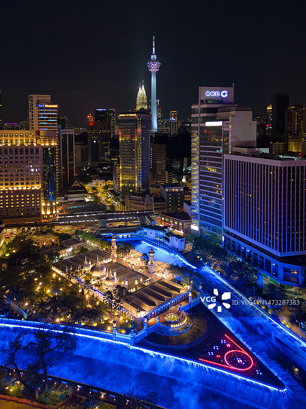 吉隆坡加美克清真寺和生命之河的航拍夜景图片素材