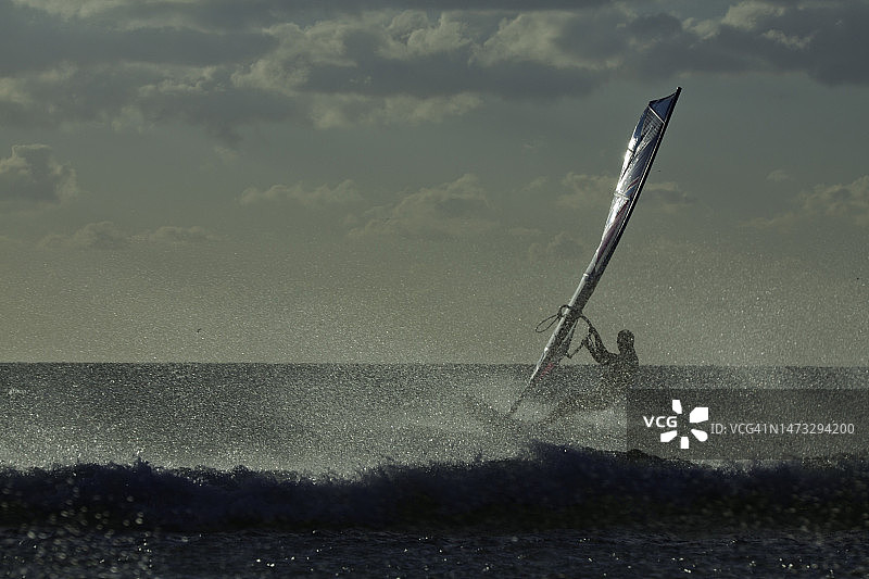 在西班牙加利西亚蓬特韦德拉圣塞克索的海中，帆板运动员的轮廓图片素材