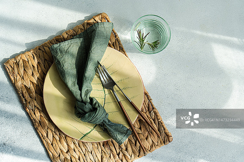 质朴的餐具和迷迭香水杯特写俯视图图片素材