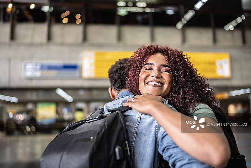 朋友在机场拥抱图片素材