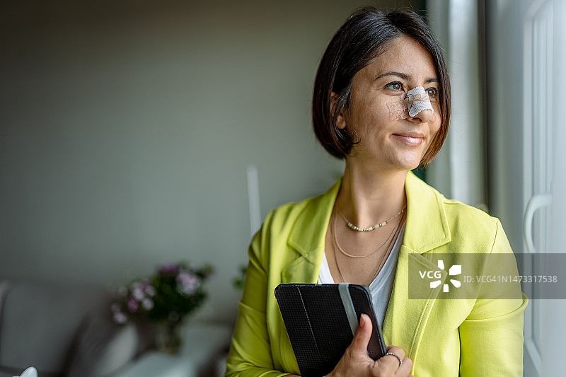 做完鼻部手术后进行在线会议的商务女性图片素材