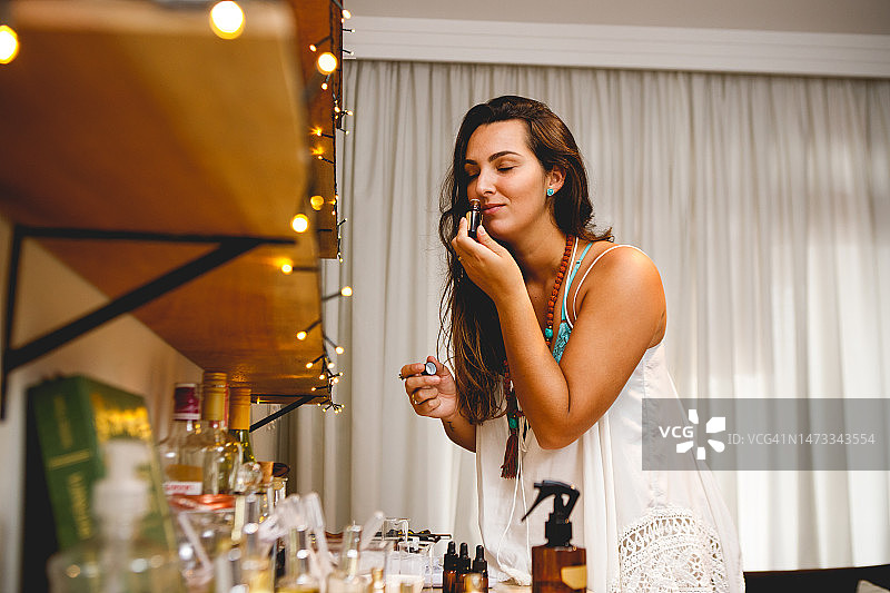 在她的工作室里闻香精油的巴西女性调香师图片素材