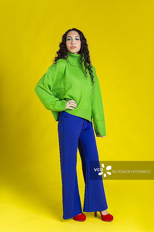 时尚女人身着复古服装图片素材